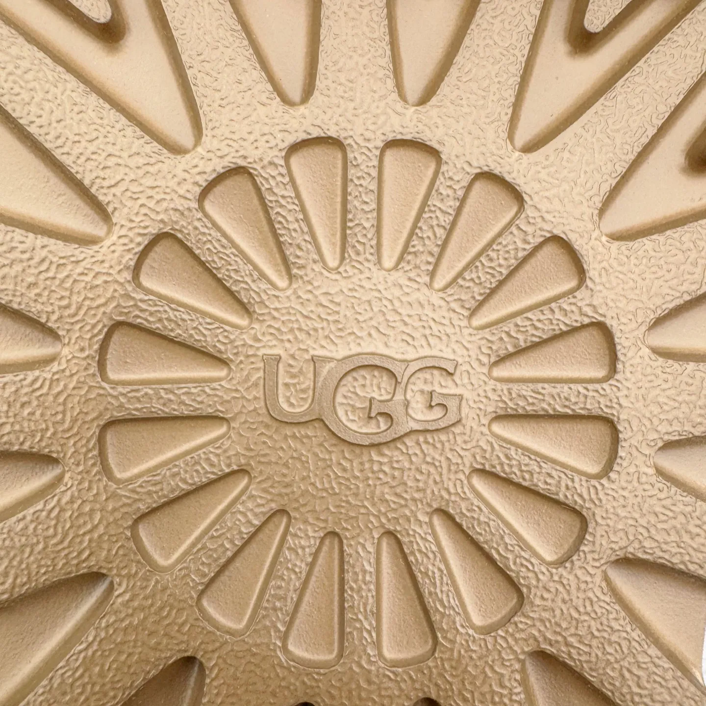 Pick up locally💰640 UGG 4032 Meyer autumn and winter sheepskin and fur integrated snow boots. All shoes are made of ZP from the same factory. Longfeng A-grade Australian imported sheepskin and fur integrated. Men's and women's boots brand OEM production line fully follows the ZP process. OEM original pattern maker adheres to the principle of no original shoes and no development selection. Pay attention to every detail. The most authentic version on the market TREADLITE "Light Wing" technology outsole Lightweight/durable/flexible/pile size: 35 36 37 38 39 40 41 42 43 44 45 Coding: by3936030